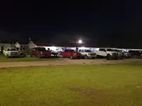 Clear Lakes Inn - parking