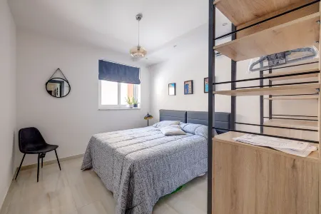 Chic 2Br Apartment, Ideal Location Отели в г. Хамрун