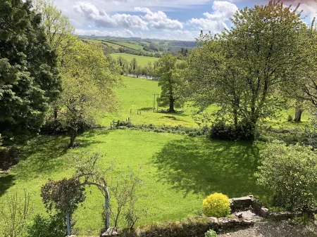 Idyllic Location, Stunning Views, Relax & Refresh in Peace & Comfort Отели в г. Лландисал