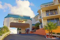Courtyard Key Largo Hotel dekat Jules Undersea Lodge