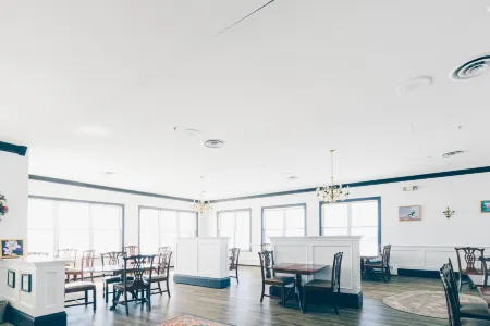 The Loyalist Country Inn & Conference Centre Отели в г. Саммерсайд