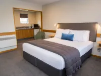 Dunedin Motel and Villas Hotels near Baldwin Street
