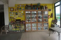 Queens Hotel Hotels in Chum Phae