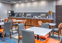 La Quinta Inn & Suites by Wyndham Fort Worth NE Mall