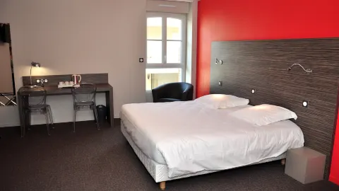 Logis Hôtel A la Bonne Auberge in ラバル