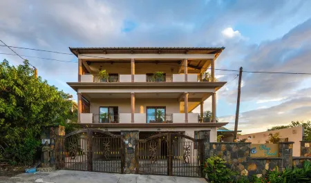 Blue Pearl Resort Отели в г. Chamarel