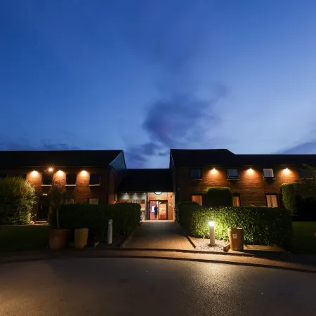 The Waterside Hotel and Leisure Club Отели рядом с достопримечательностью «Улица Уилмслоу-Роуд»
