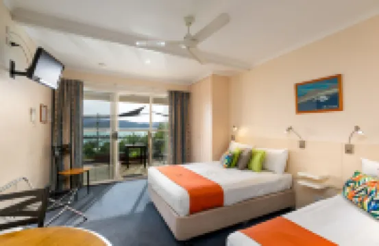 Sunlit Waters Studio Apartments Hoteles en Airlie Beach