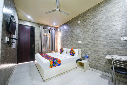 FabHotel Model Town Hotel a North Delhi