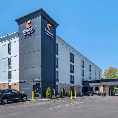 Comfort Inn & Suites Liverpool - Syracuse North Отели рядом с достопримечательностью «Конгресс-центр The Oncenter»