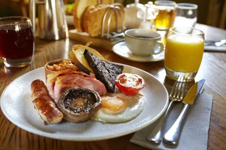 The Plough Inn & Cottages Отели рядом с достопримечательностью «Парк Плейдейл Фарм»