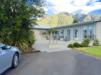 Franz Josef Oasis Hotels near Andris Apse Gallery
