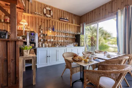 Hôtel le Grain de Sable Отели рядом с достопримечательностью «Palm'Arès»