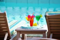 Beachcombers Hotel - Pool