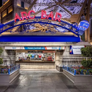 Paris Las Vegas Отели рядом с достопримечательностью «Лас Вегас Стрип»