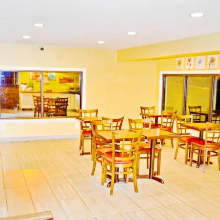 Flagship Inn & Suites Các khách sạn ở Groton