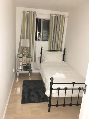 Sunny City Отели рядом с достопримечательностью «Longthorpe Tower»