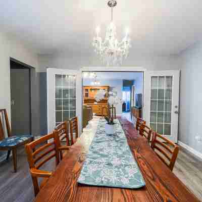 The Stone Castle - with Private Yard & Parking, Near Falls & Casino by Niagara Hospitality Rooms