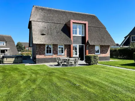 Stay with Outdoor Bubble Bath Отели в г. Delfstrahuizen