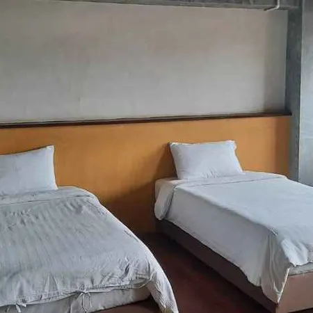 Ingfah Apartment Отели рядом с достопримечательностью «Thuad Saksit Khuandindam Trai Mongkol»