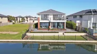 Luxury Waterfront SpaciousHouse Lakeview Hotels near Kmart Sanctuary Lakes