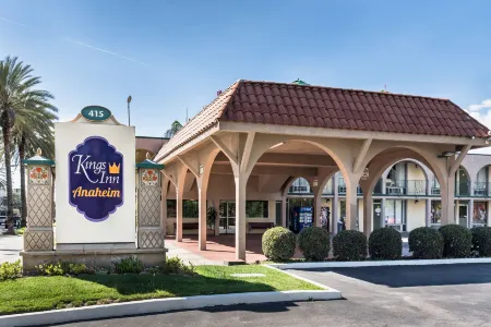 Kings Inn Anaheim at the Park & Convention Center Отели рядом с достопримечательностью «Луигис Ролликин Роудстерс»