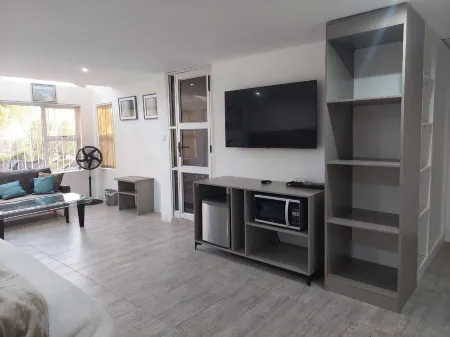 Room 1 of 8 Cozy Suites the Hilltop Guesthouse Отели рядом с достопримечательностью «Roman Catholic Church»