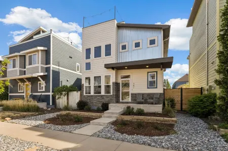Decked Out Sunset Views, Fire Pit & Fenced Yard