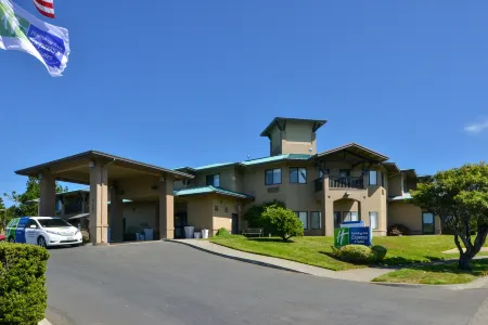 Holiday Inn Express & Suites Arcata/Eureka-Airport Area Отели в г. Тринидад