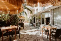 Hôtel le Petit Castel Hotels in Antibes