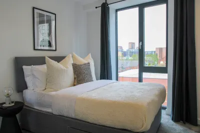Slate Suite 1BR & City Views