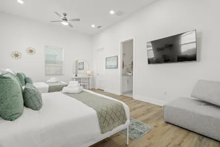 Spacious Patio with BBQ and Fun Kids Room - Serene Family Haven