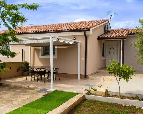 House of Good Vibrations Indy Hotels in Galizana