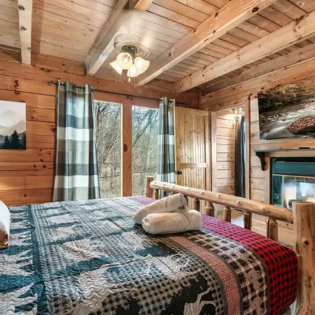 Stunning View! 4.5miles 2 Dollywood & Park –2 Kings, HotTub, PoolTable Fireplace