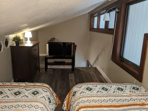 Walk to Lifts, Newly Renovated, Mtn. Views, Fireplace, Hot Tub, Garage Access
