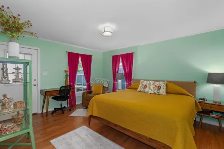 New!  LaMoyne's Place - Charming 2-bedroom cottage in the B&B capitol of Texas