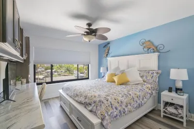 Waterfront Condo-Huge Pool & Across from Beach!