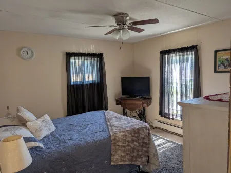 Cozy 2-Bedroom Home Salem NY. Close to Saratoga, Lake George NY & Vermont, AC