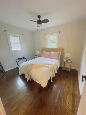 Charming 3-bedroom house with AC and WiFi in enchanting Petersburg.