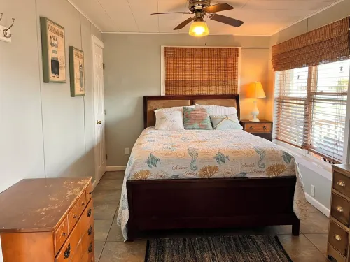 Charming 2-bedroom cottage on the canal in Jamaica Beach.