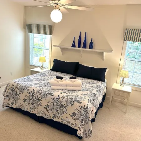 Crabby Nav's Retreat: 3-bedroom house in charming Pawleys Island with WiFi, AC