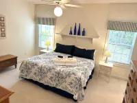Crabby Nav's Retreat: 3-bedroom house in charming Pawleys Island with WiFi, AC