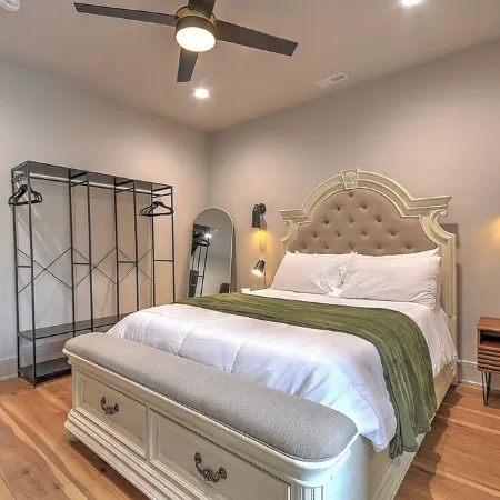 Luxury Penthouse in Downtown Bristol + Cool Patio • Sleeps 10 • Near Casino/Bms