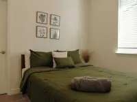 Luxury 5-Bed 3-Bath w Gym, Office, Game Room & EV Charger アンテロープのホテル