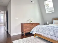 Family friendly 5b/ 4ba sun-drenched home in Jefferson Park, 2 car garage! Hotels near Kids on the Fly, Chicago Children's Museum at O'Hare Airport