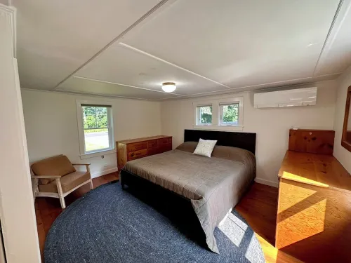 Newly renovated 2-bedroom cottage conveniently located with all the amenities!