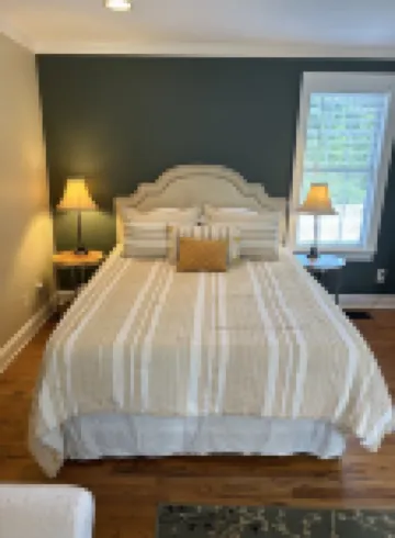 Downtown Savannah Carriage House near Forsyth Park