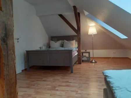 Quiet and centrally located apartment on the top floor of an old villa Отели в г. Фалькензе