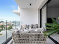 Sanders Elgio - Neat 3-Bdr Apt with Rooftop