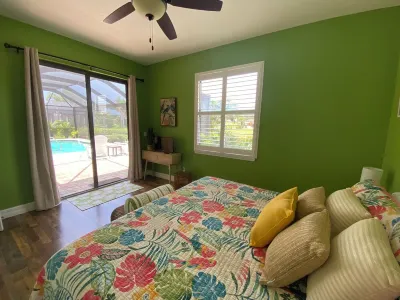 Spacious Waterfront 4+ bedroom Pool Home in delightful Rotonda West, FL